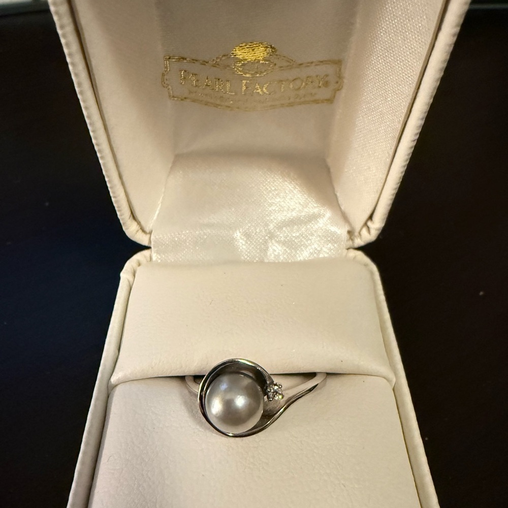 Silver and Gary Pearl Ring